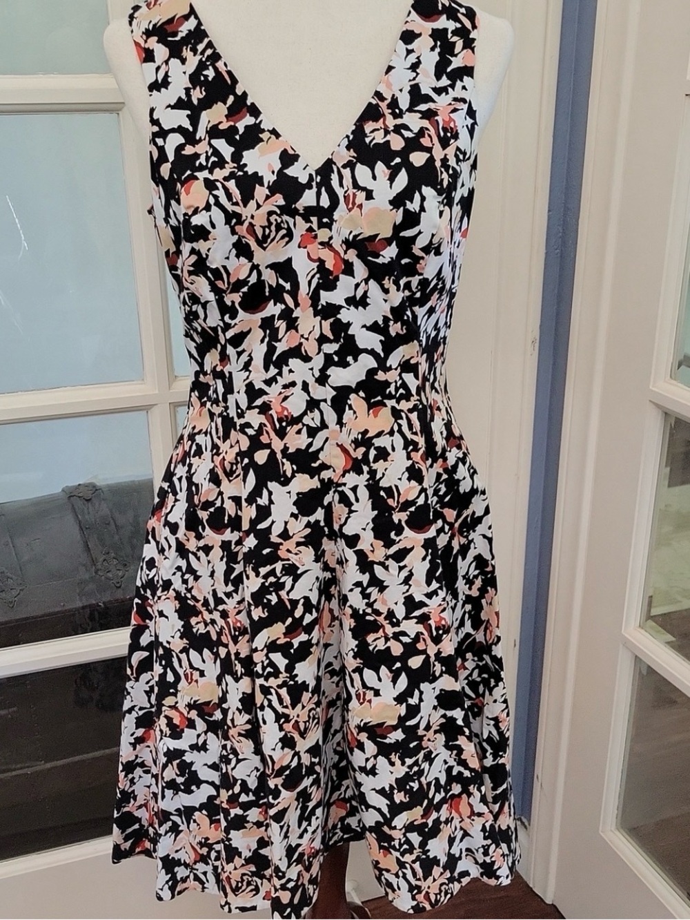 White House Black Market Black Floral Fit-and-Flare Dress | Size: 8